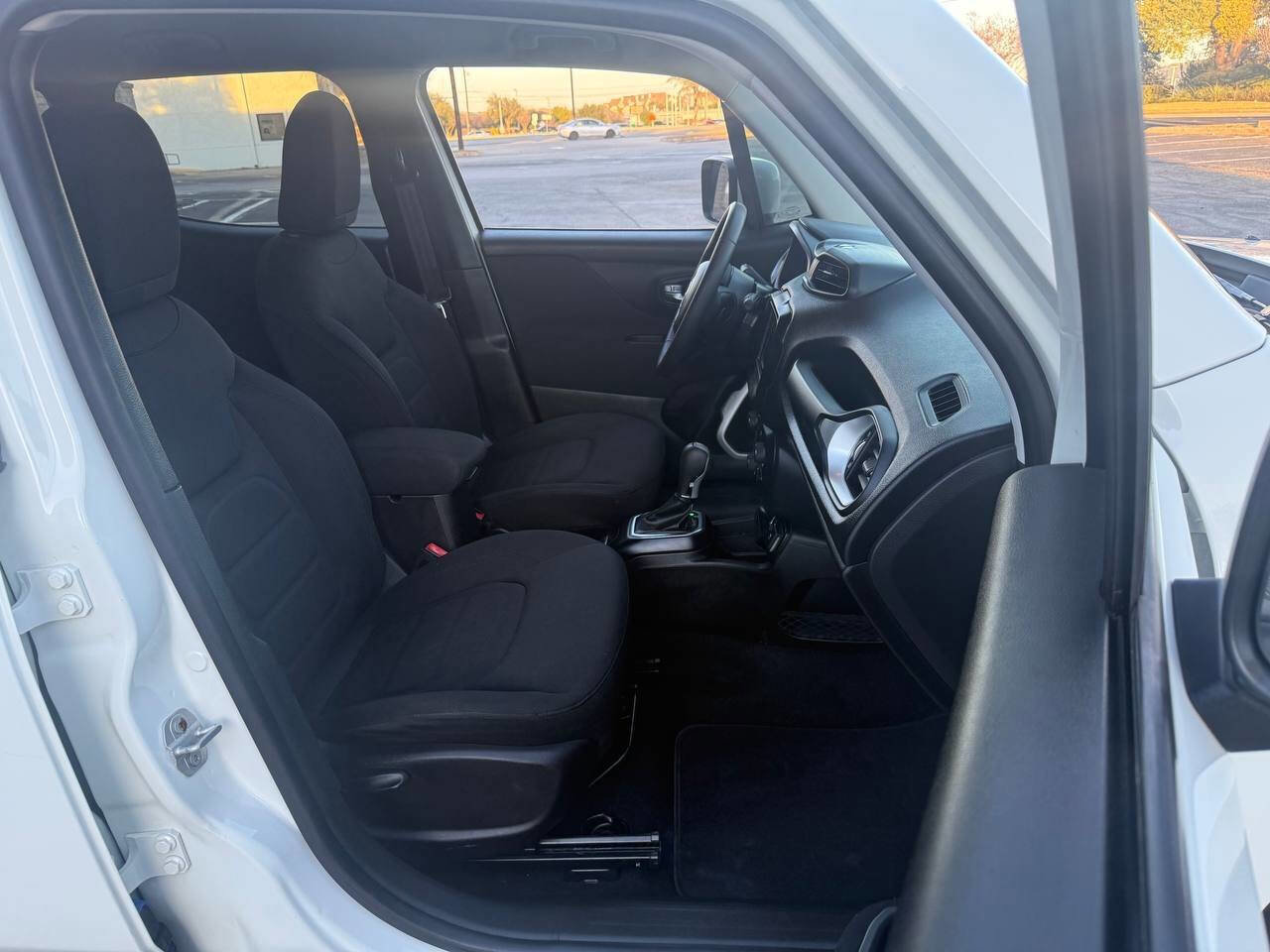 Used 2020 Jeep Renegade Latitude FWD image 13