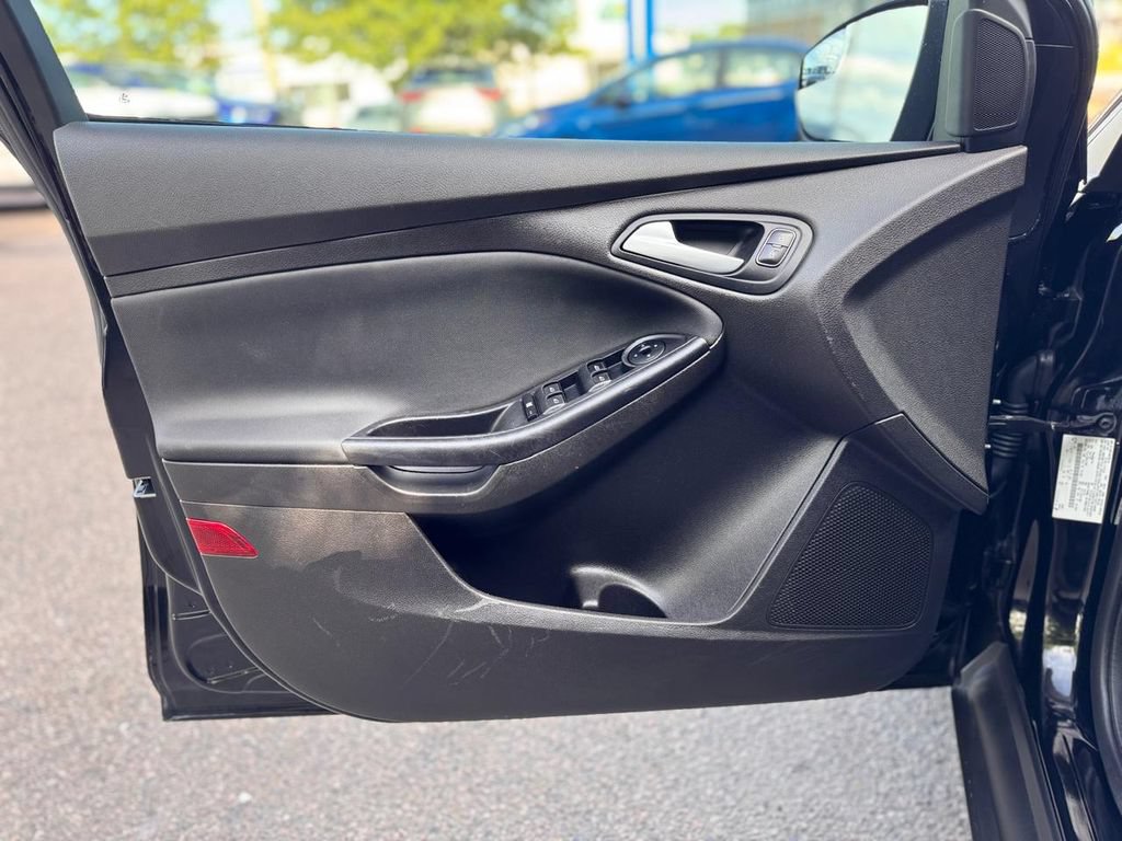Used 2016 Ford Focus SE FWD image 12