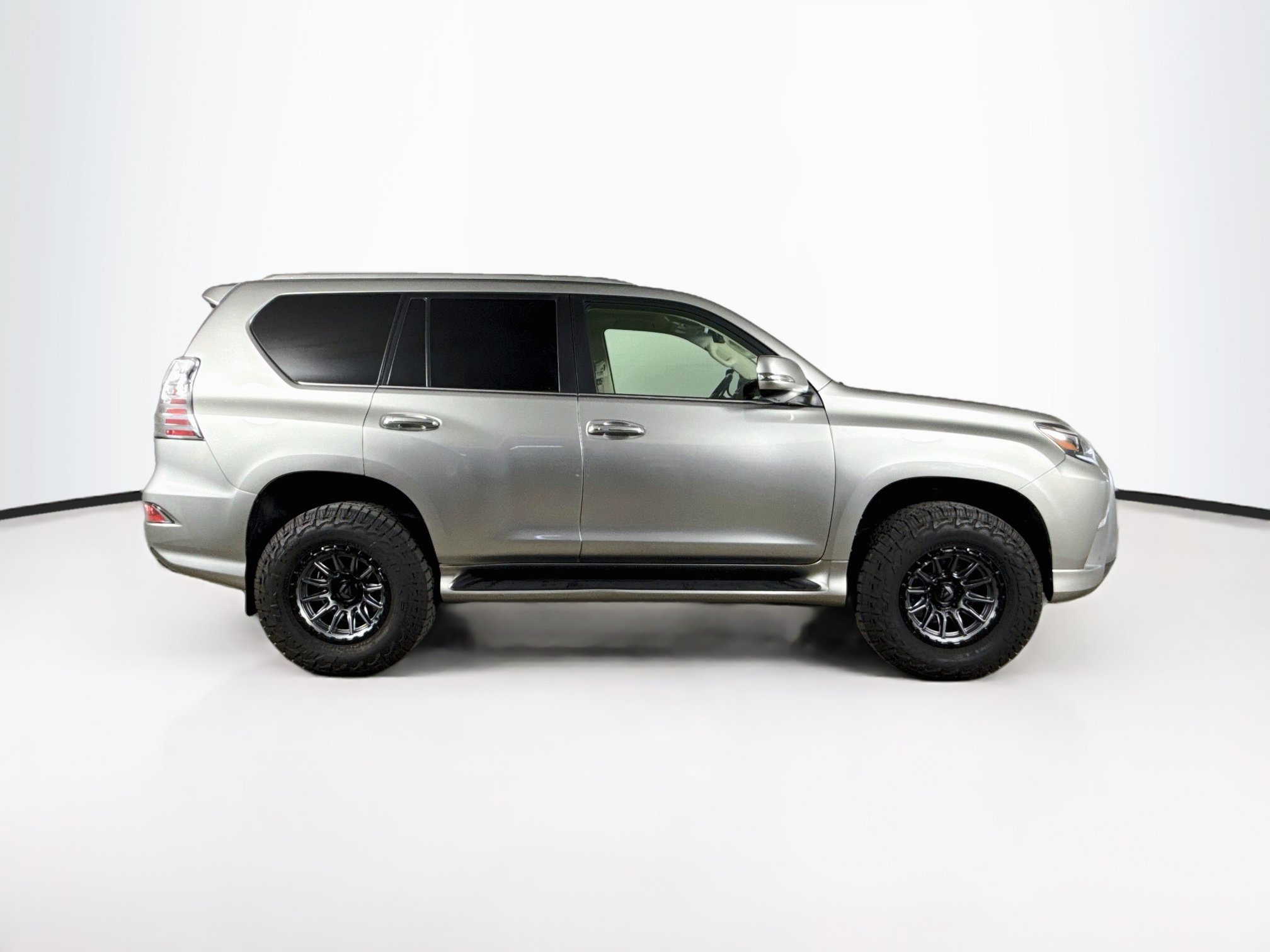 Used 2020 Lexus GX 460 Premium w/ Premium Package AWD/4WD image 2