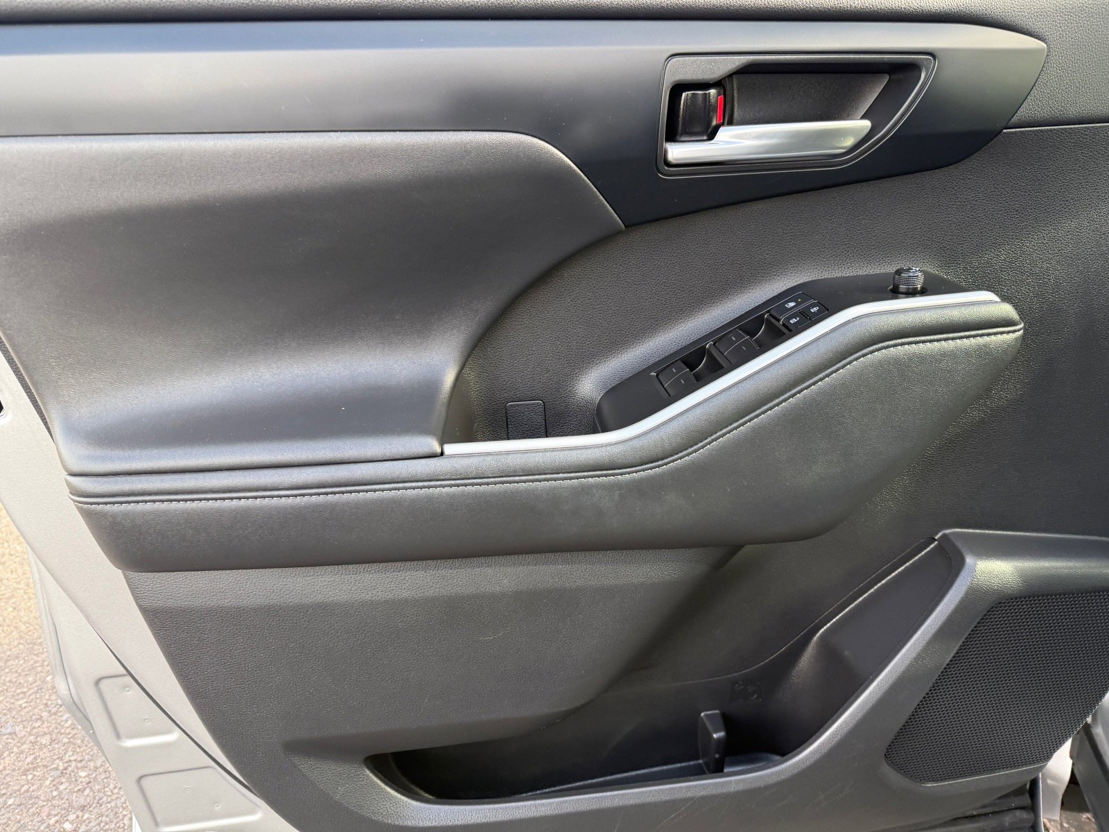 Used 2021 Toyota Highlander XLE image 18