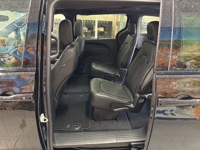 New 2026 Chrysler Pacifica Select w/ S Appearance Package image 32