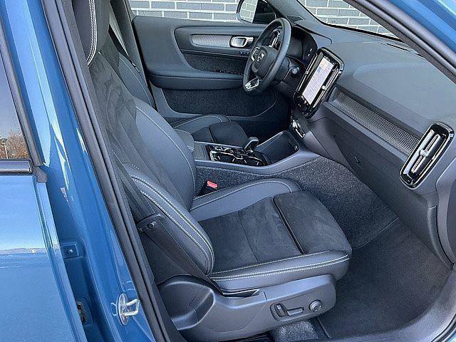 Certified 2025 Volvo XC40 B5 Plus AWD/4WD image 21