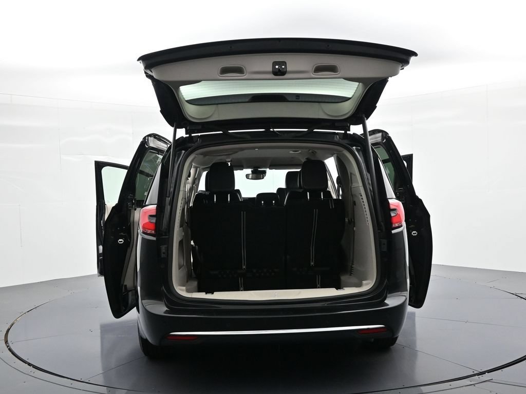 Used 2023 Chrysler Pacifica Touring-L FWD image 33