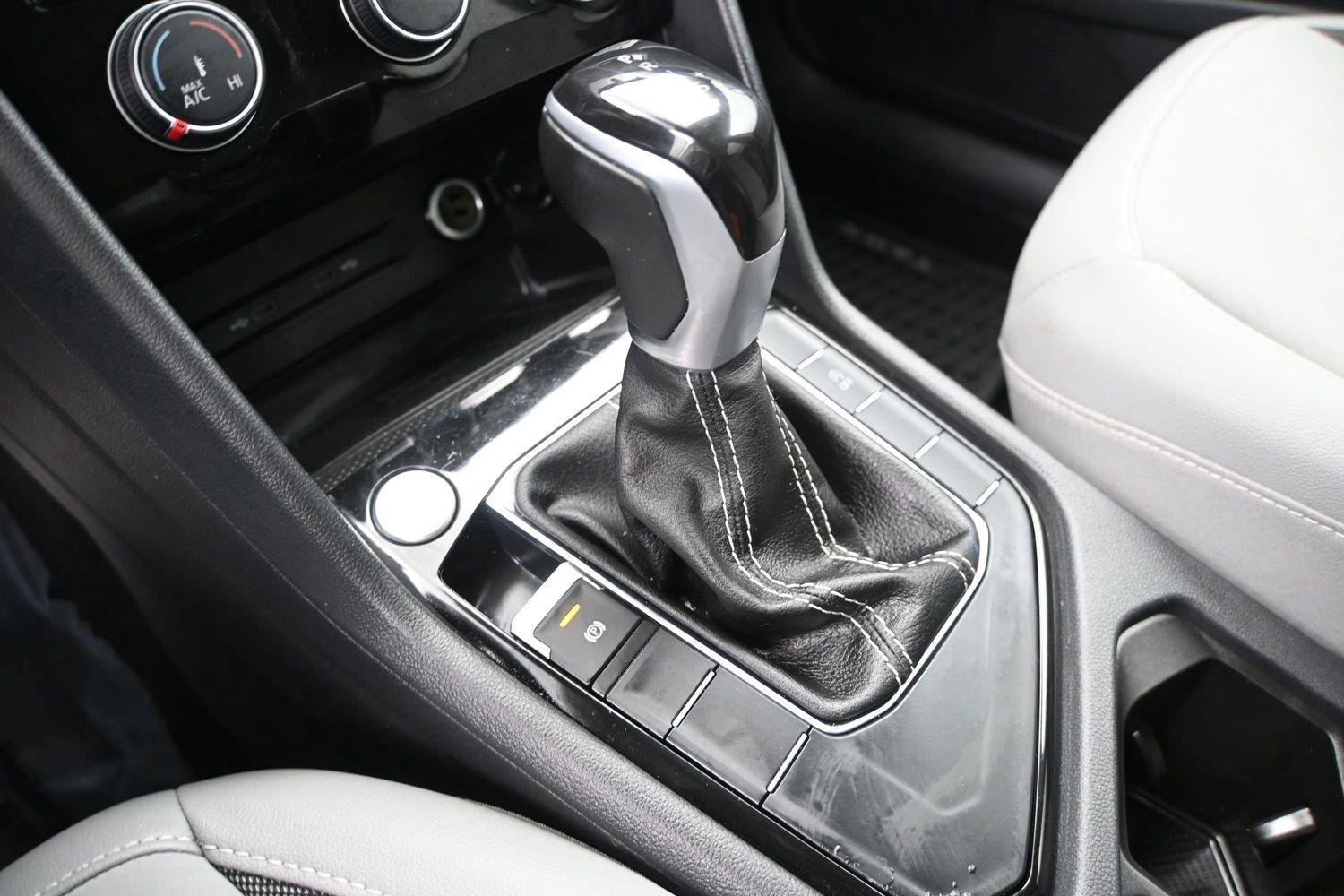 Used 2023 Volkswagen Taos SE w/ Panoramic Sunroof Package FWD image 5