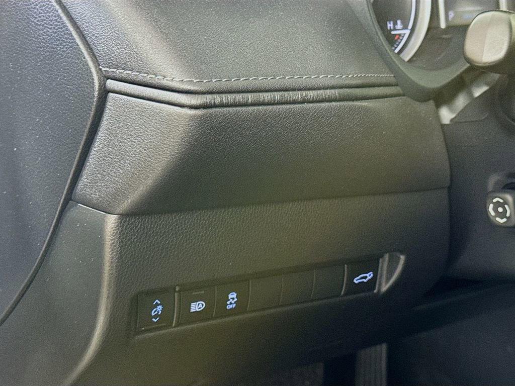 Used 2022 Toyota Venza LE image 10