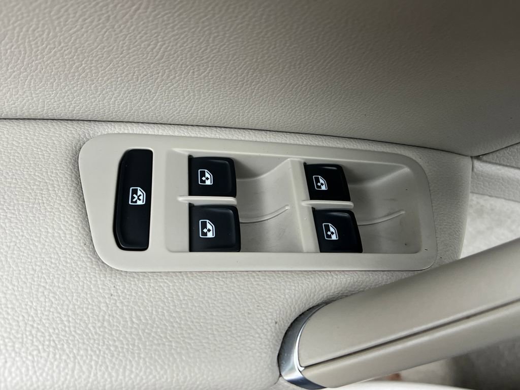 Used 2019 Volkswagen e-Golf SEL Premium image 12