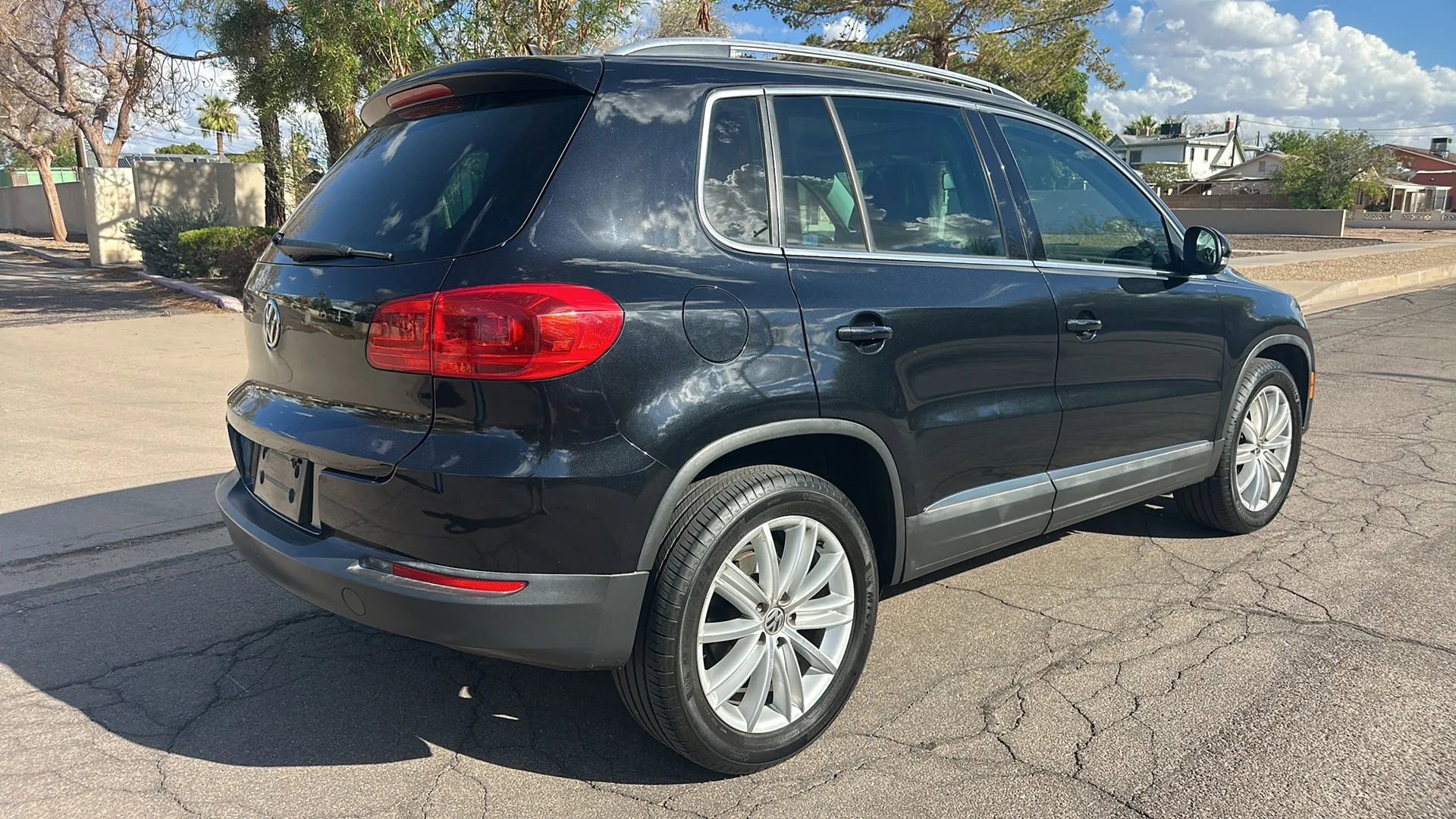 Used 2013 Volkswagen Tiguan SE FWD image 2
