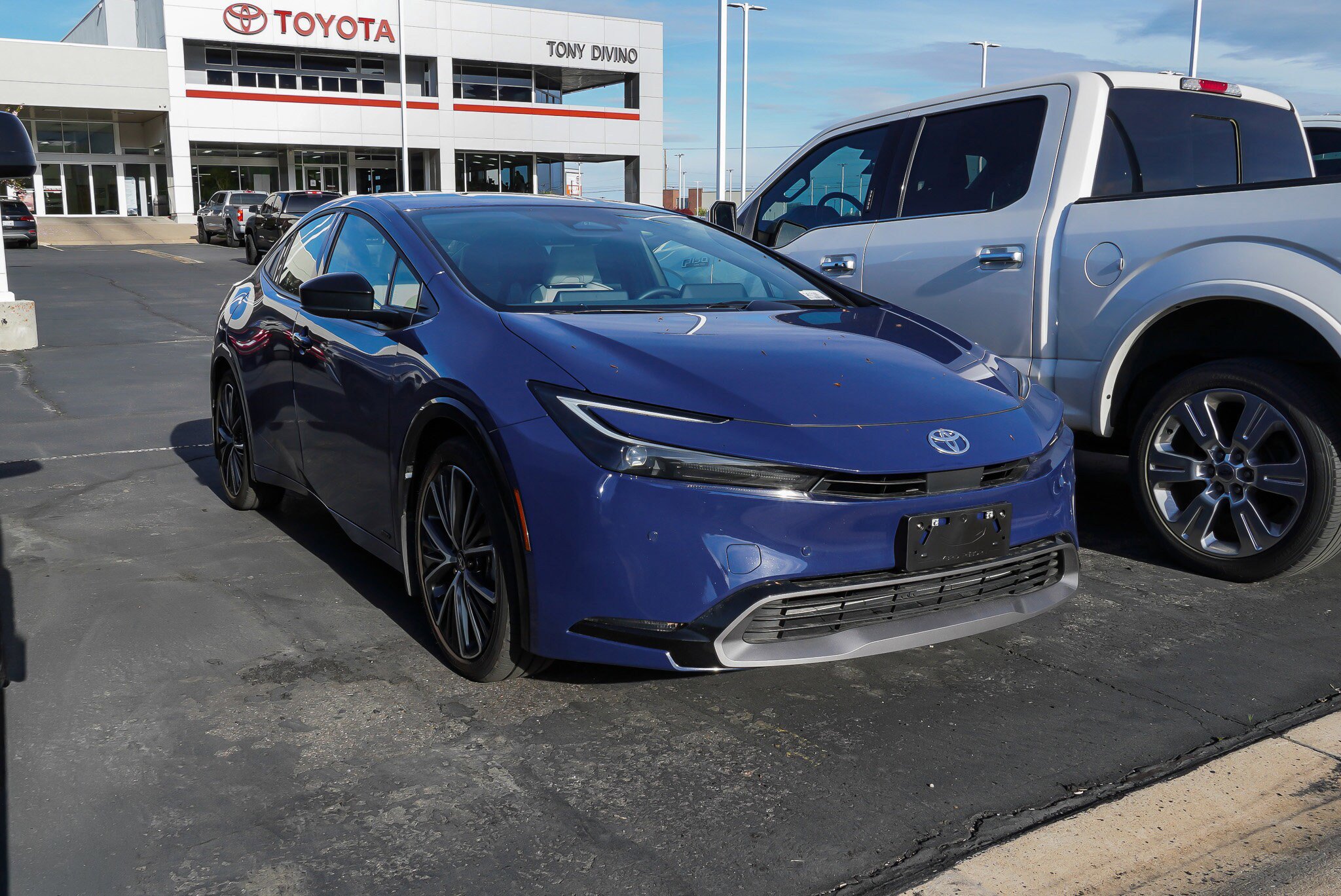 Used 2024 Toyota Prius XLE video 2