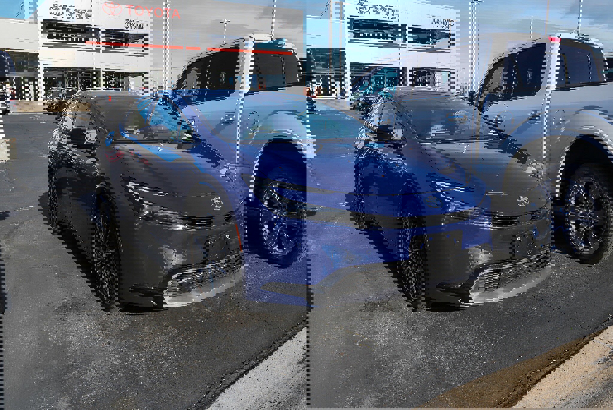 Used 2024 Toyota Prius XLE image 2