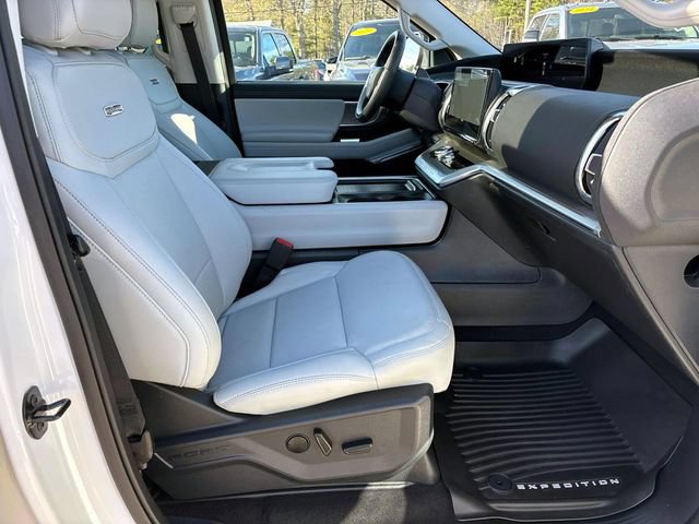 Used 2025 Ford Expedition Platinum w/ Driver's Package AWD/4WD image 19