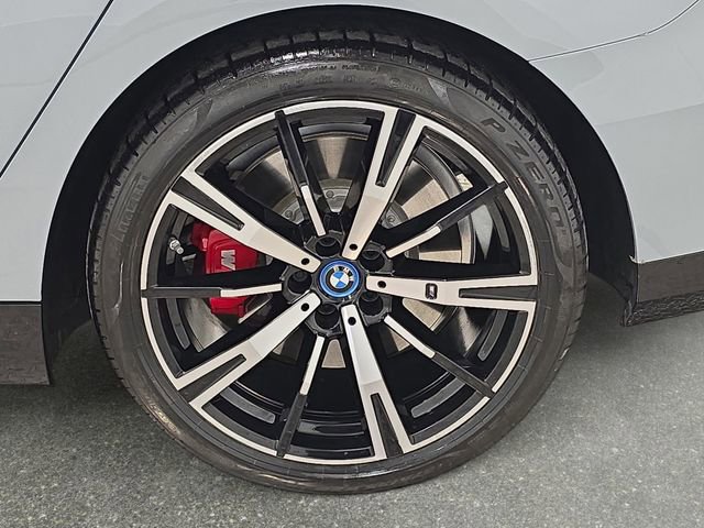 Certified 2025 BMW 550e xDrive w/ Premium Package image 30