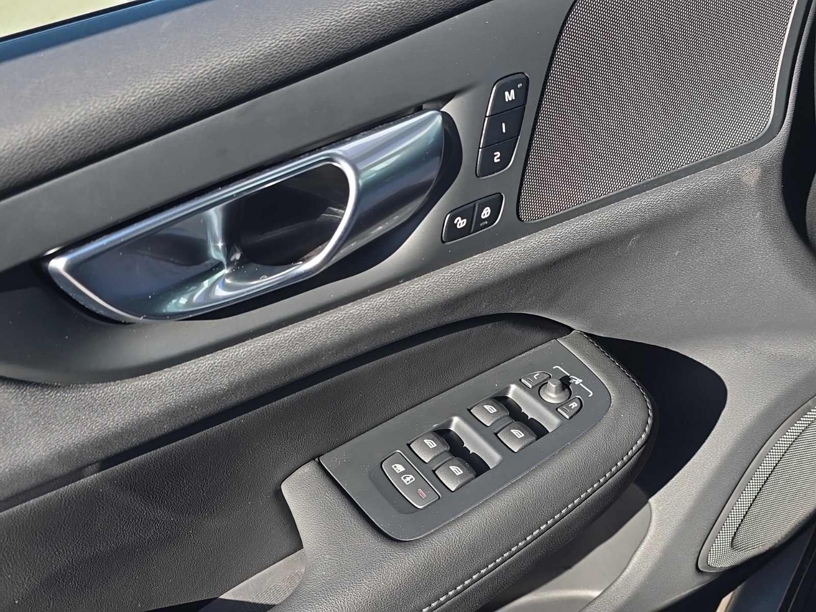 Certified 2025 Volvo V60 B5 Cross Country Plus image 9