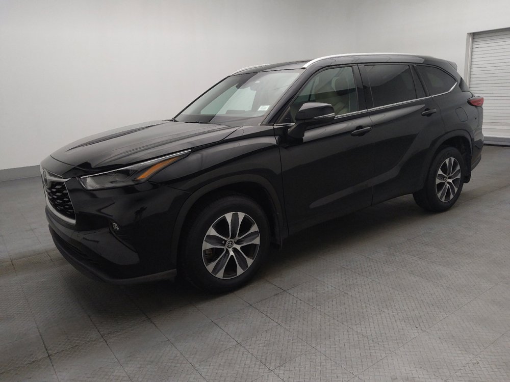 Used 2022 Toyota Highlander XLE image 2