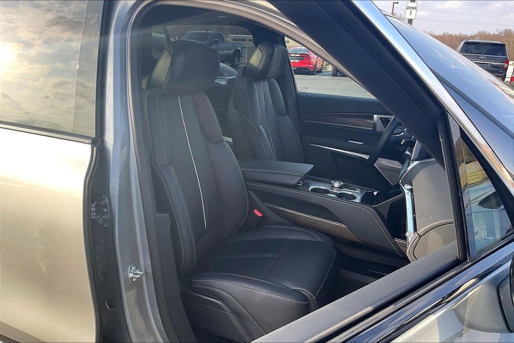 Used 2026 Cadillac Vistiq Luxury image 32