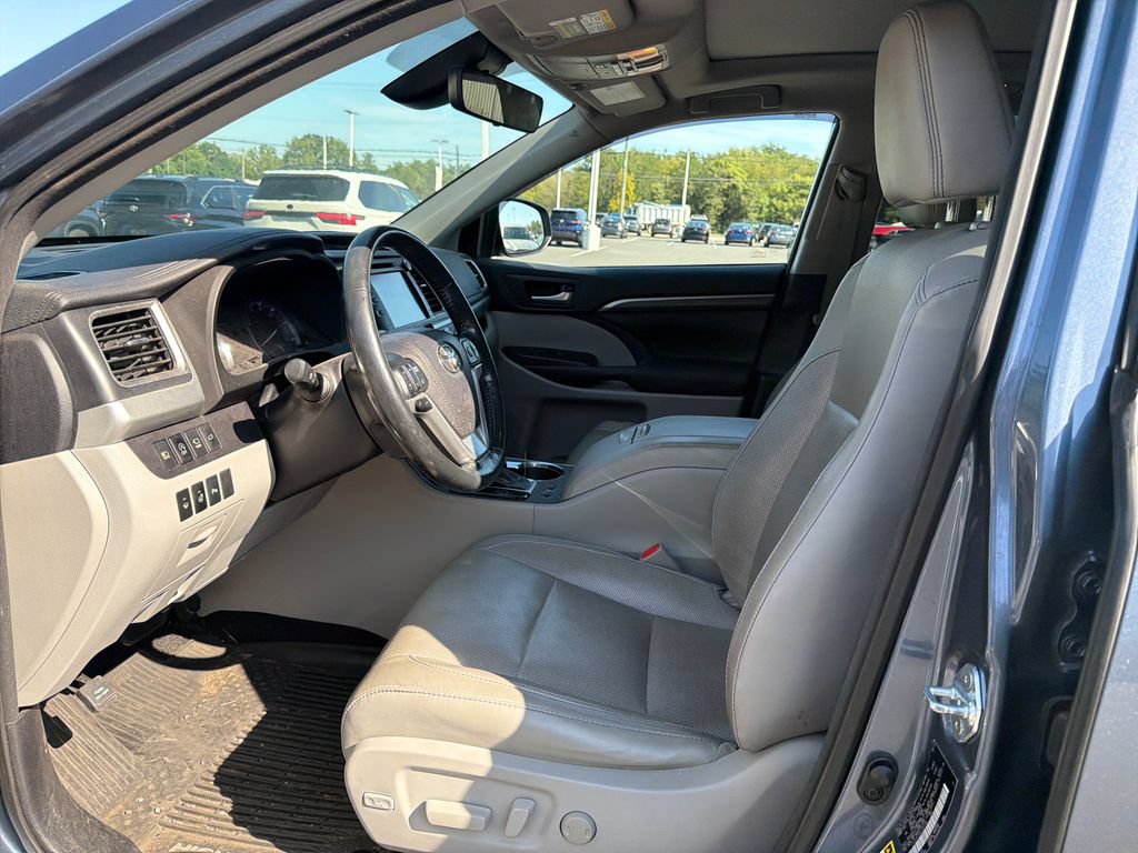 Used 2017 Toyota Highlander Limited Platinum AWD/4WD image 10