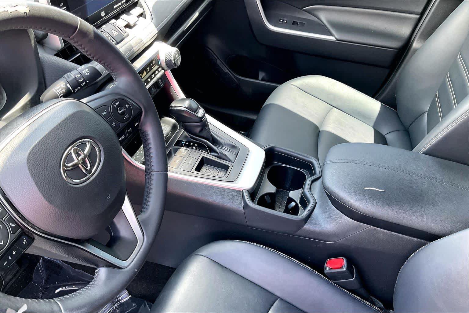Used 2020 Toyota RAV4 XLE Premium FWD image 18