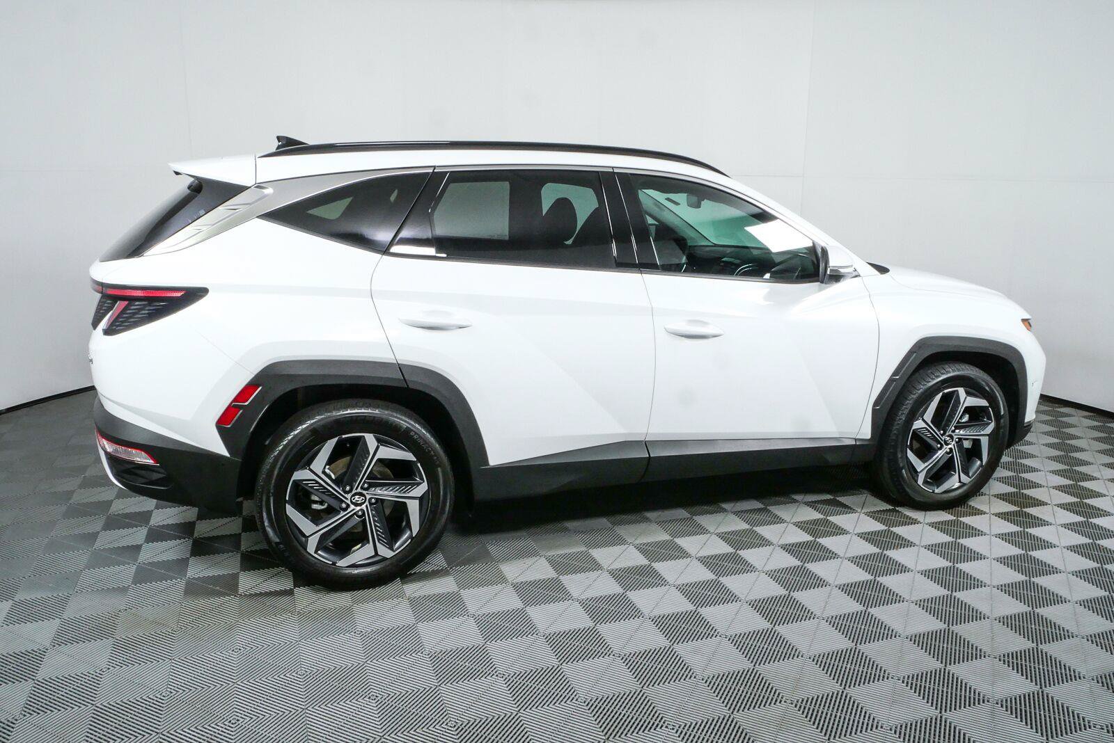 Used 2024 Hyundai Tucson Limited AWD/4WD image 2