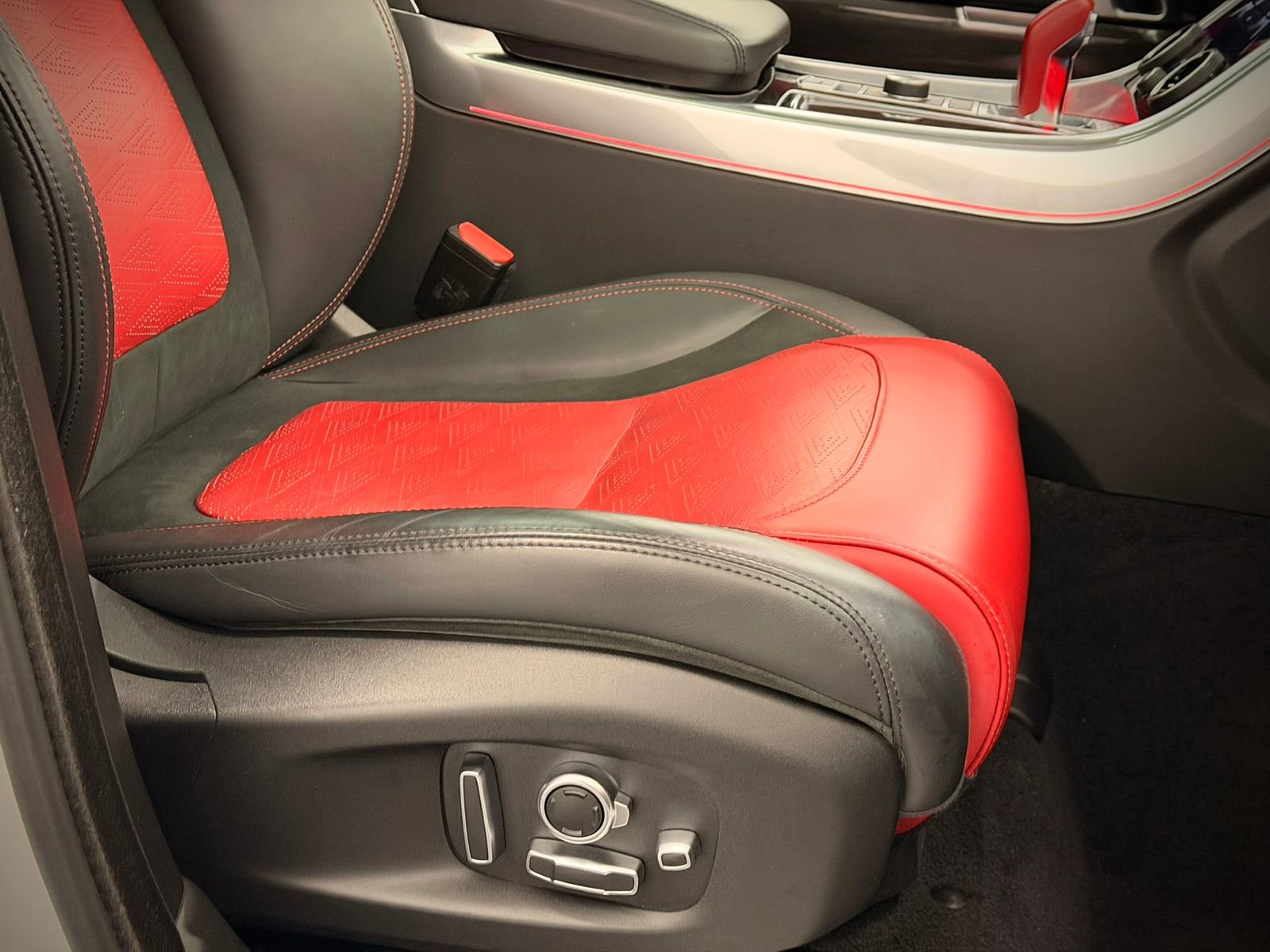 Used 2022 Land Rover Range Rover Sport SVR image 16