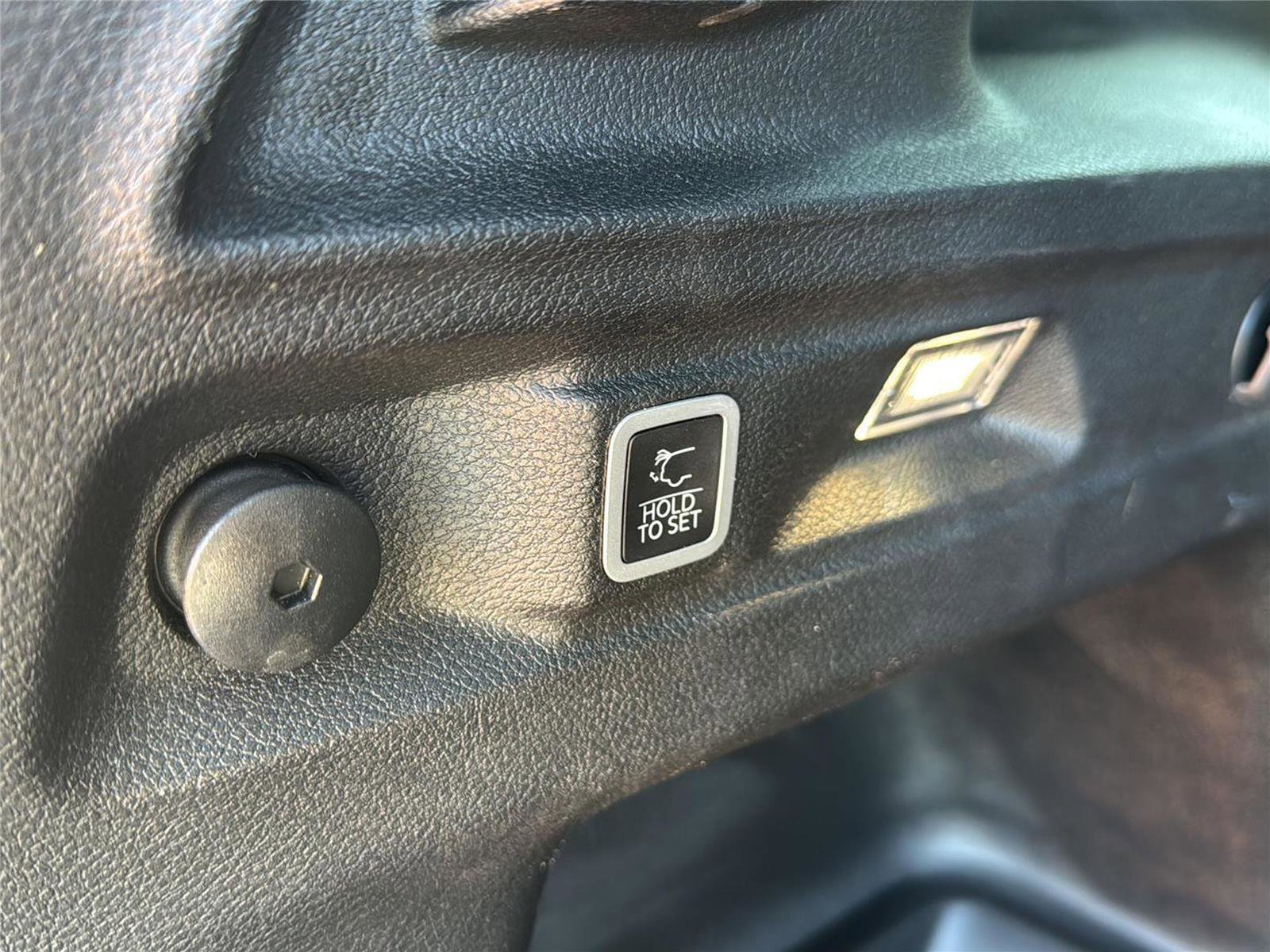 Used 2023 Jeep Grand Cherokee L Laredo image 31