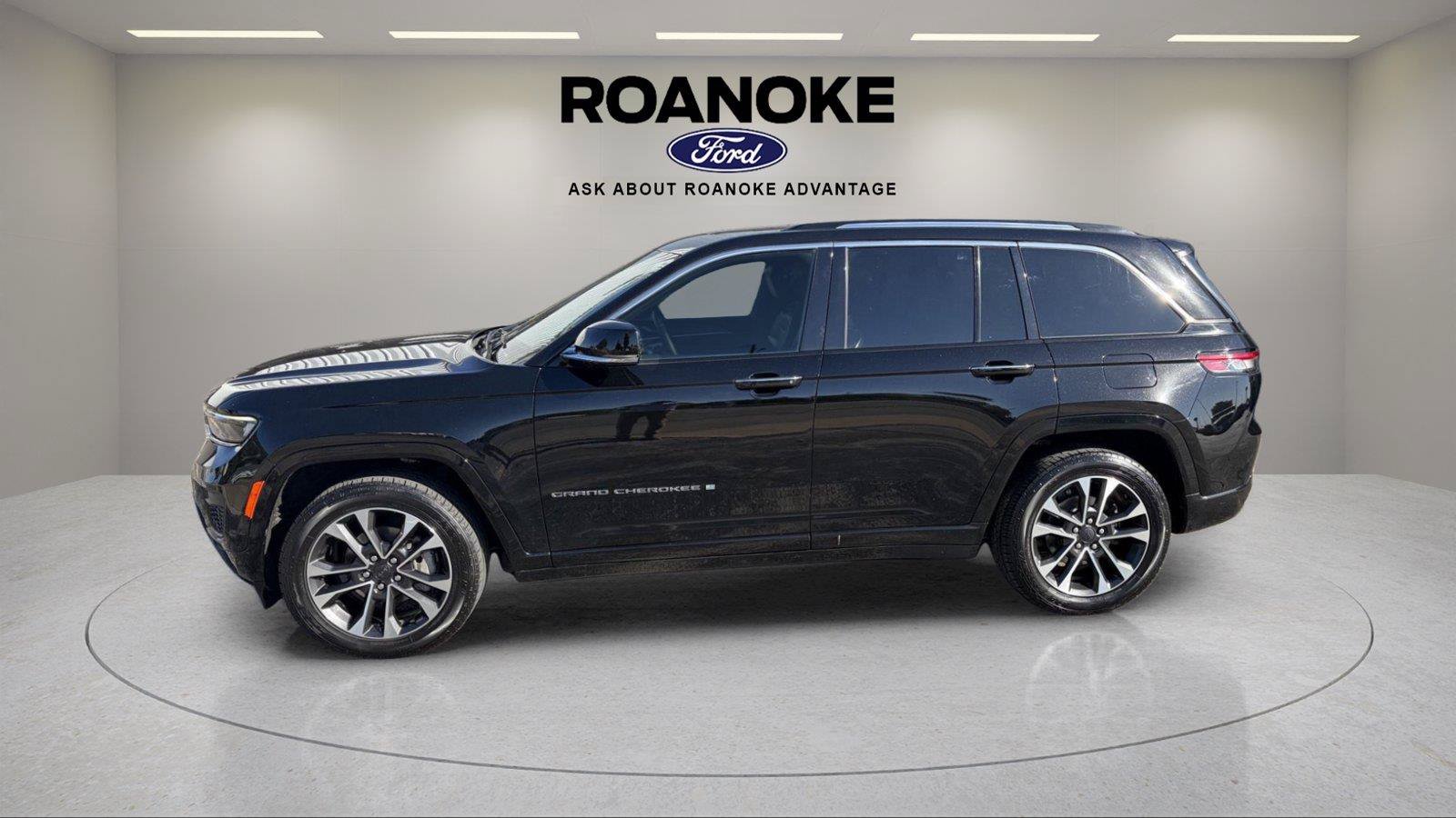 Used 2022 Jeep Grand Cherokee Overland w/ Luxury Tech Group IV AWD/4WD image 3