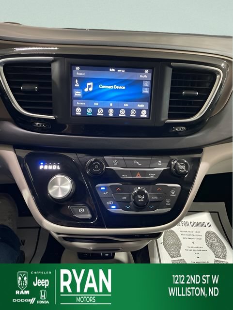 Used 2018 Chrysler Pacifica Touring-L FWD image 24