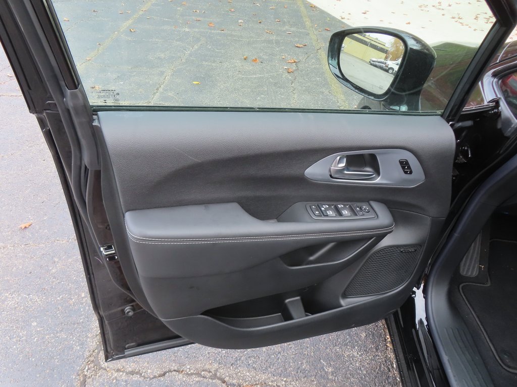 New 2026 Chrysler Pacifica Limited w/ Uconnect Theater Family Group image 25