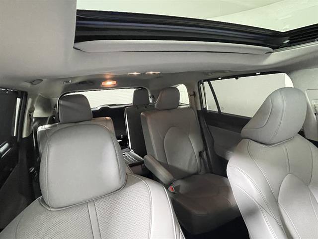 Used 2023 Toyota Highlander Limited image 11