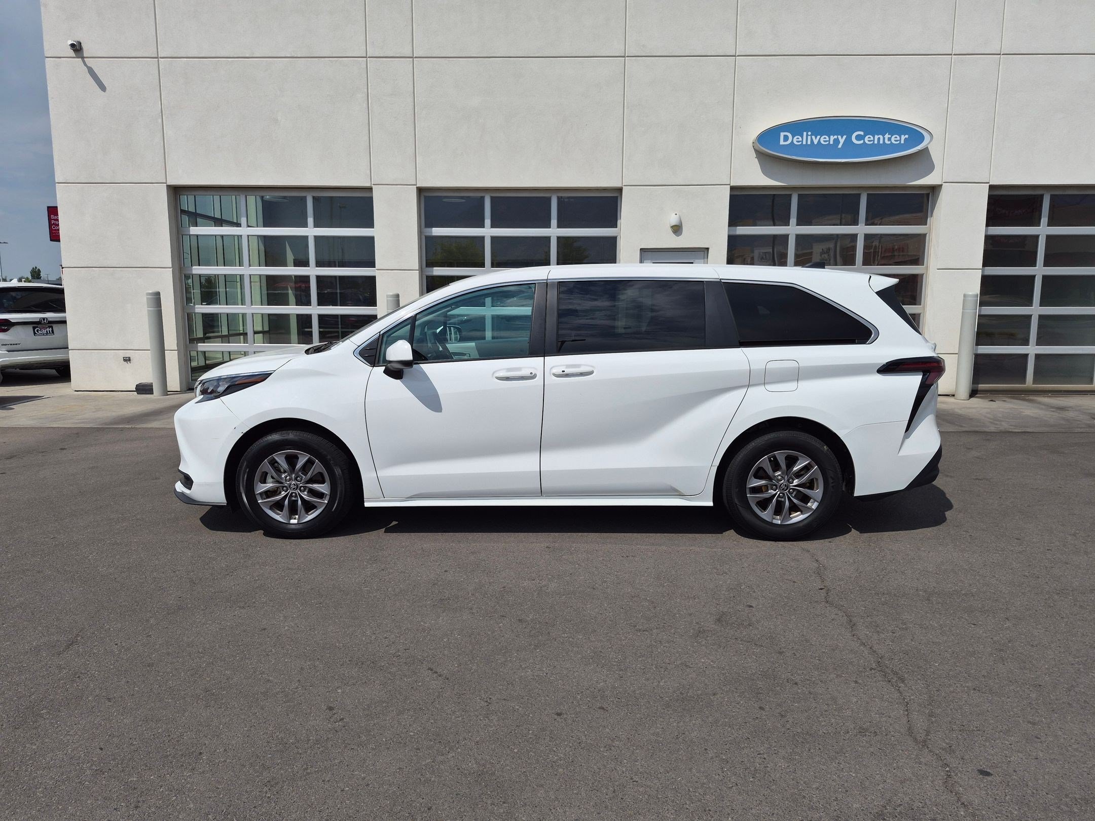 Used 2025 Toyota Sienna LE FWD image 10