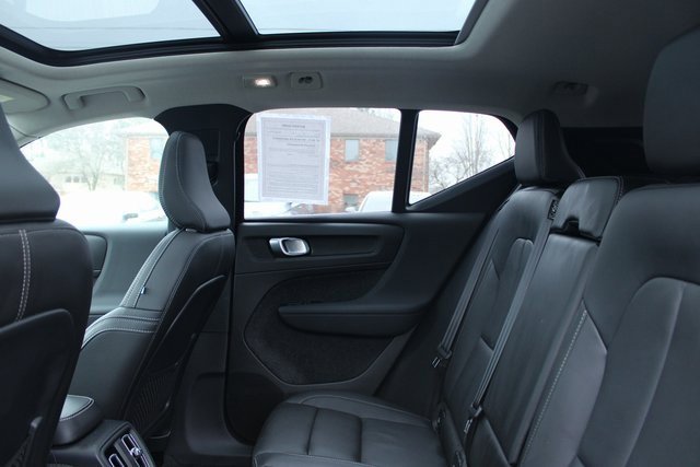 Used 2025 Volvo XC40 B5 Plus image 34