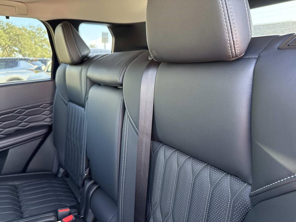 New 2025 Mitsubishi Outlander SEL image 13