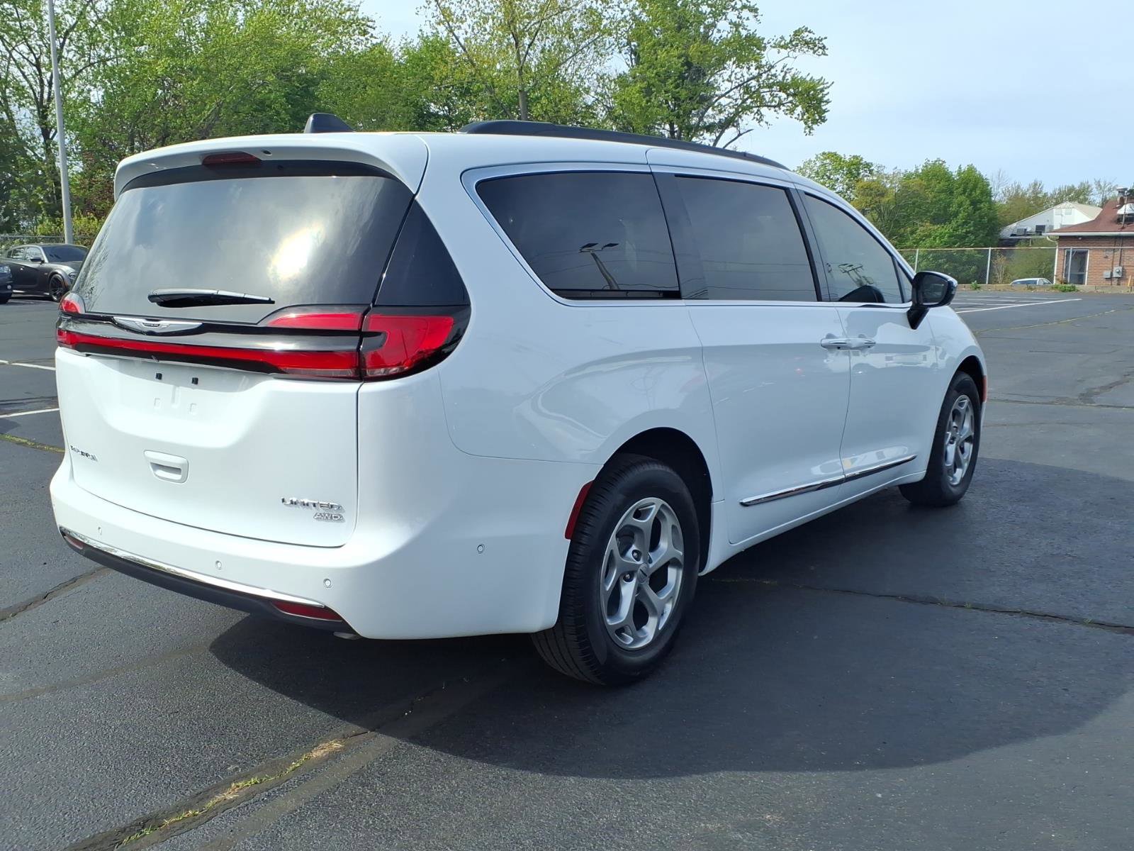 Used 2023 Chrysler Pacifica Limited AWD/4WD image 7