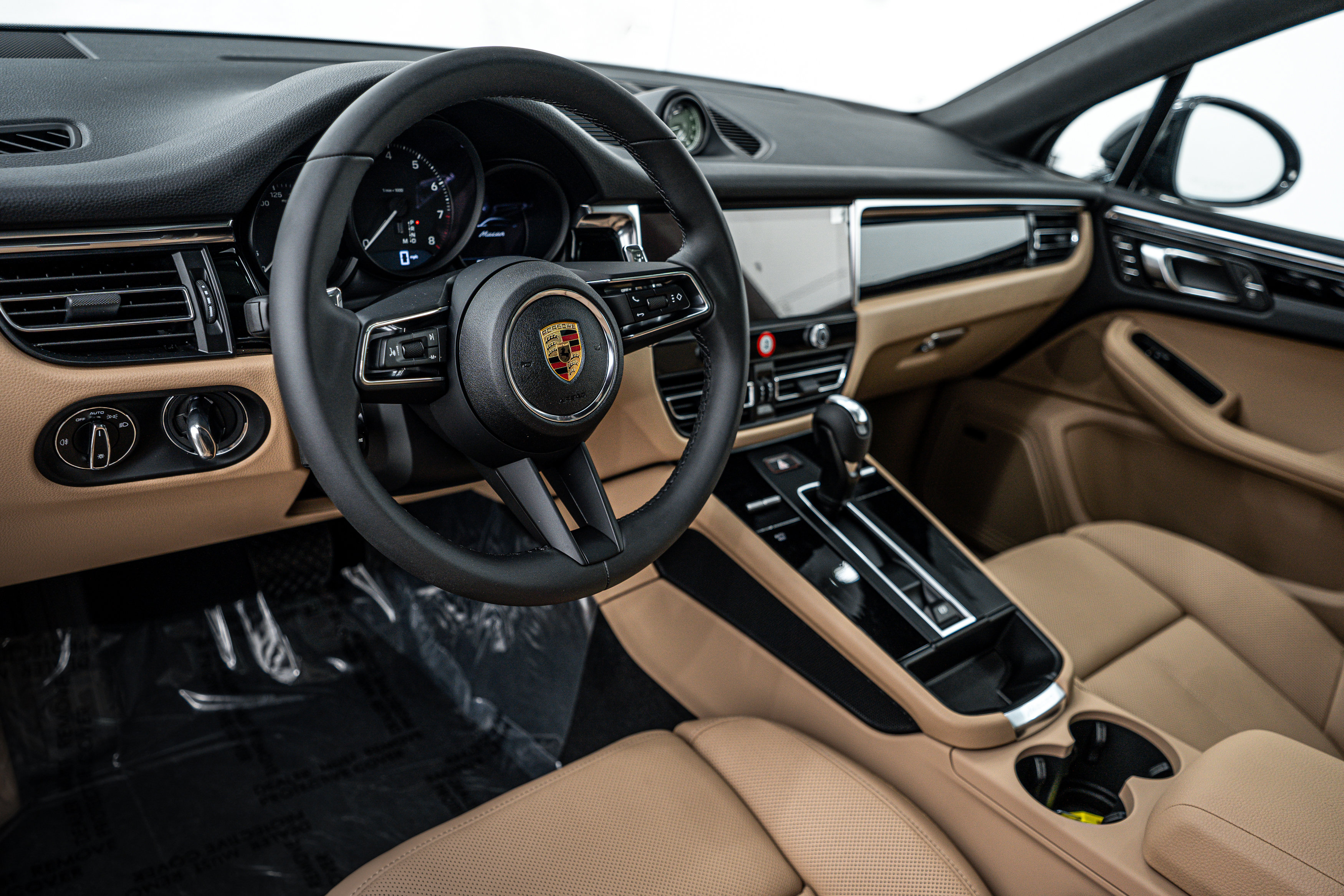 New 2025 Porsche Macan image 4