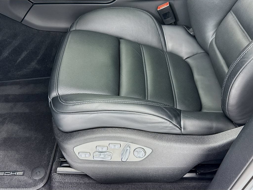 Certified 2025 Porsche Macan AWD/4WD image 13