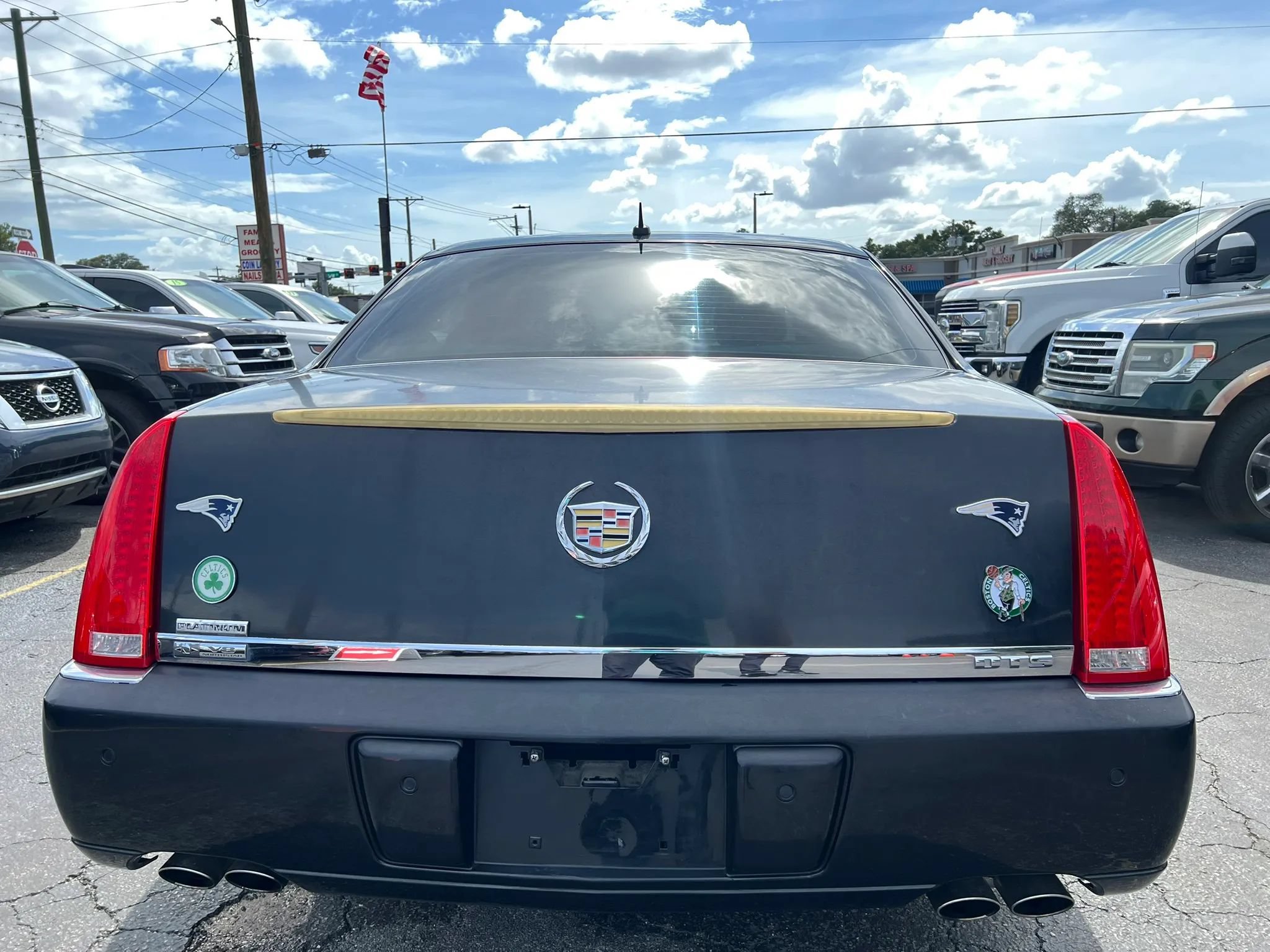 Used 2007 Cadillac DTS Luxury I w/ Sun And Navigation Package FWD image 6