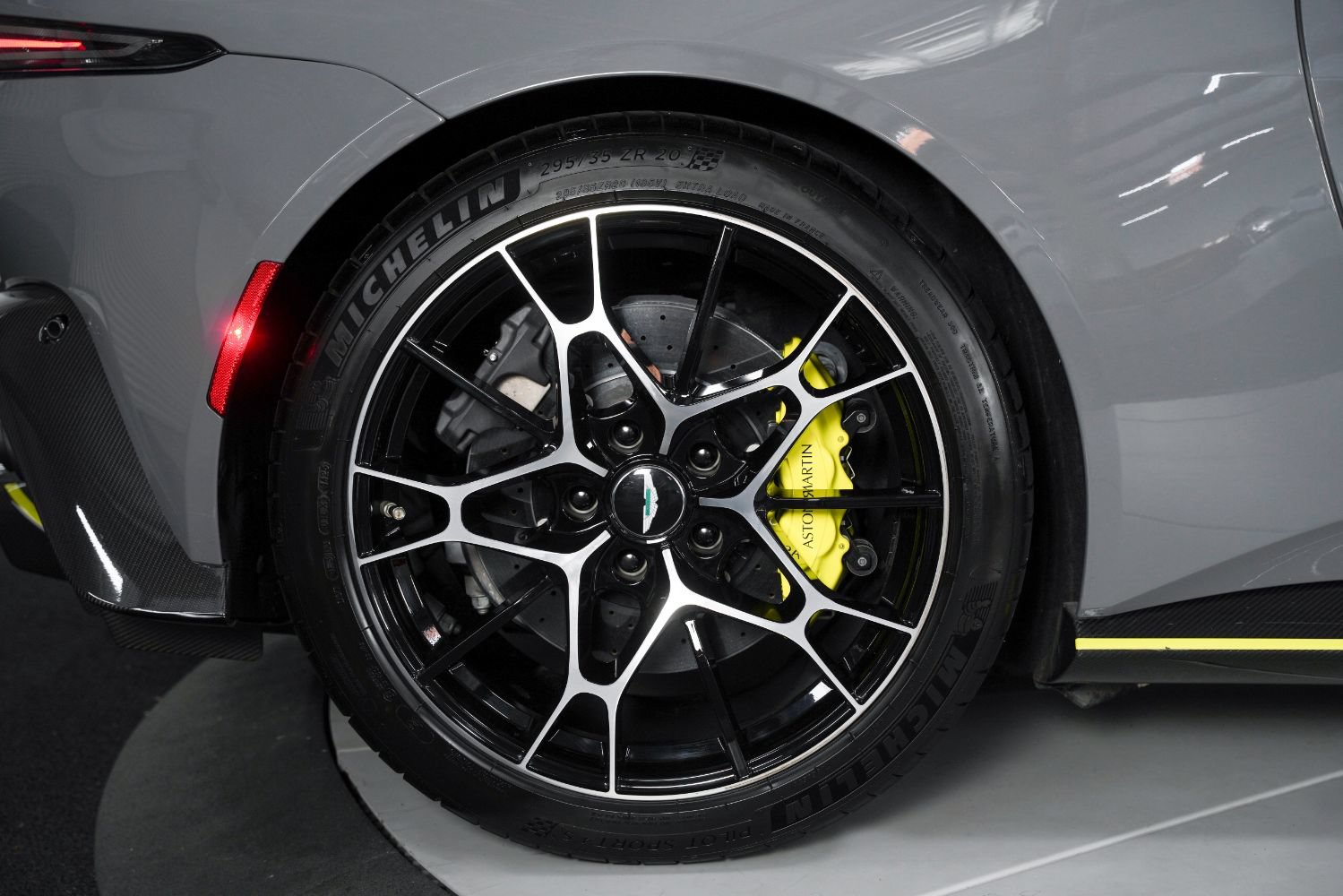 Used 2020 Aston Martin V8 Vantage AMR RWD image 29