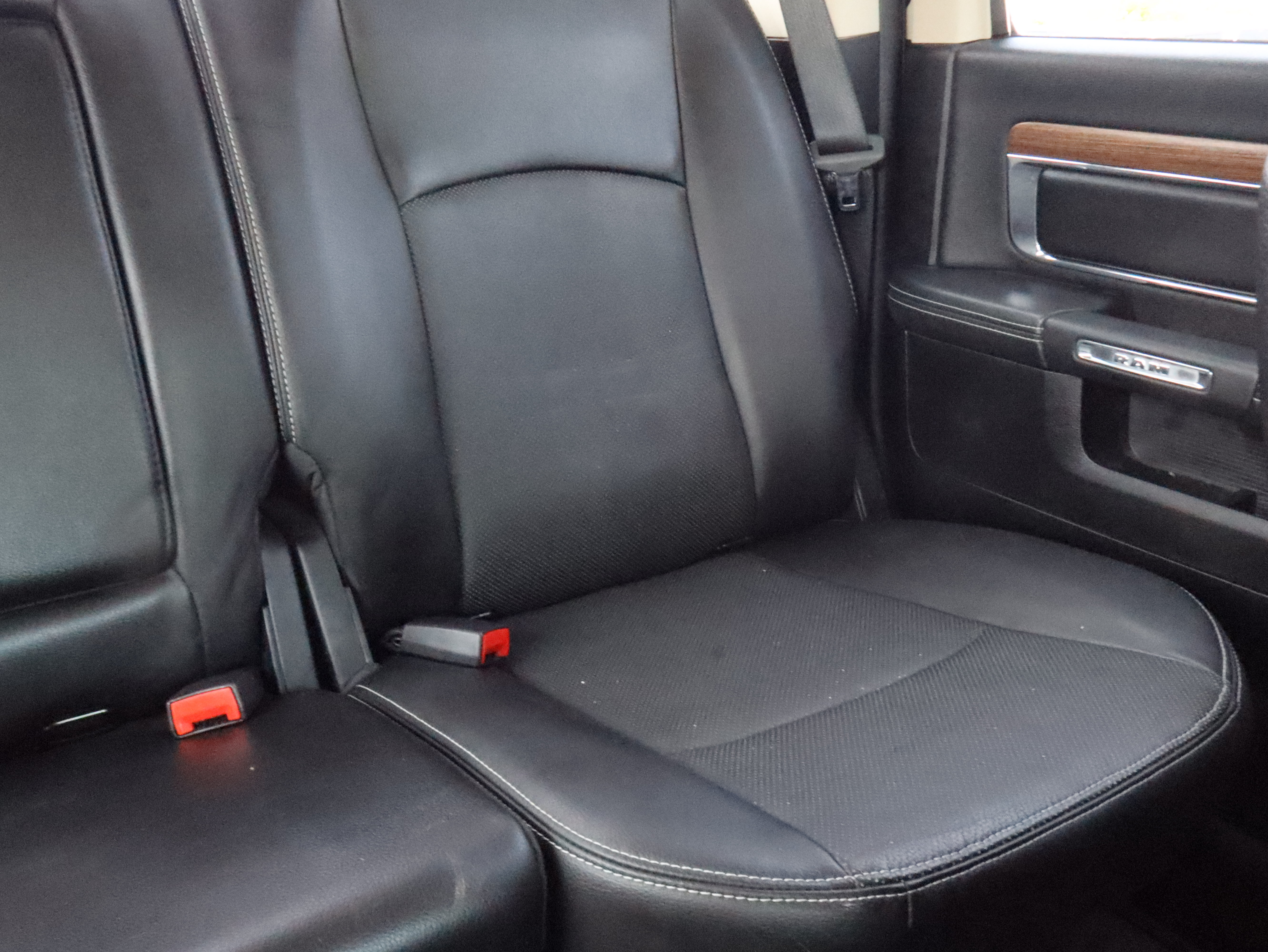 Used 2014 RAM 1500 Laramie w/ Convenience Group AWD/4WD image 9