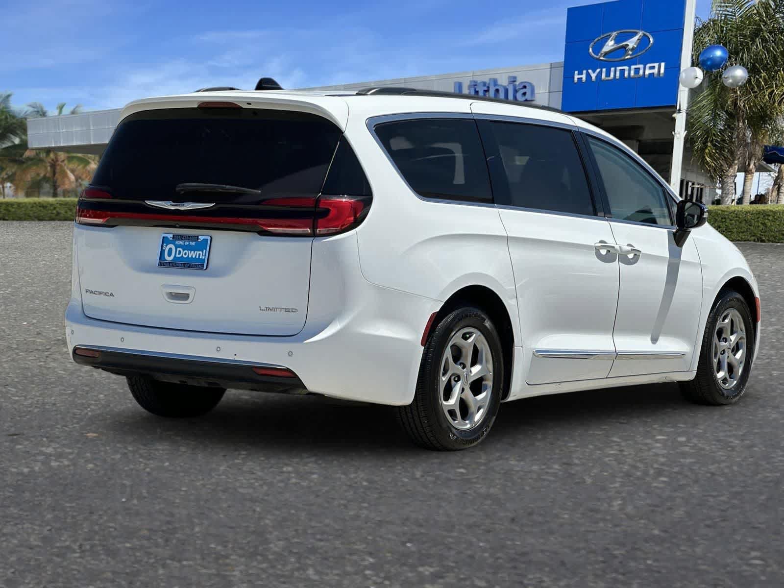 Used 2023 Chrysler Pacifica Limited FWD image 3