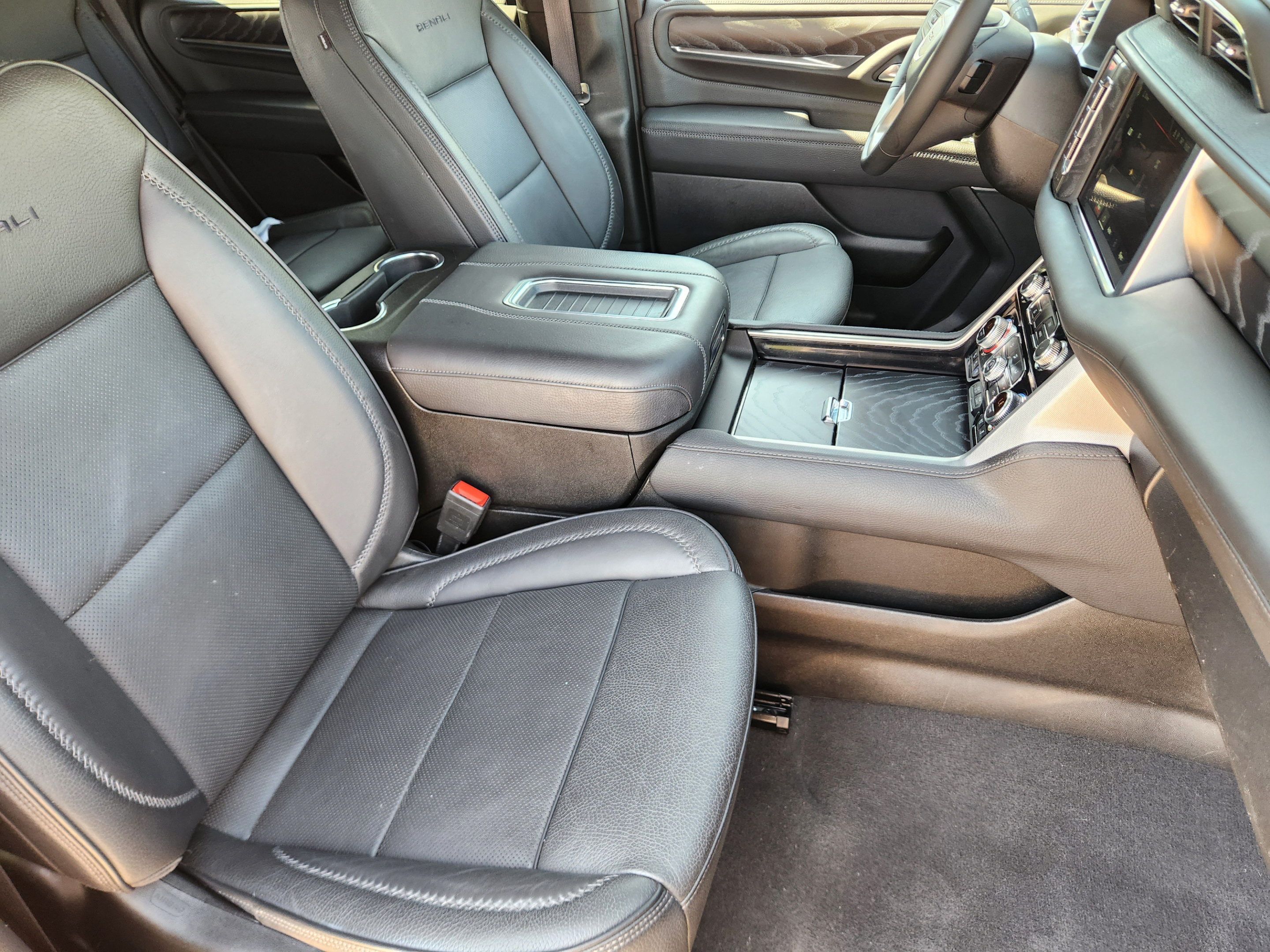 Used 2023 GMC Yukon Denali w/ LPO, Floor Liner Package AWD/4WD image 6