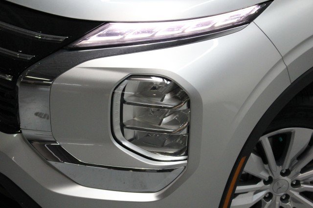 New 2025 Mitsubishi Outlander ES image 2