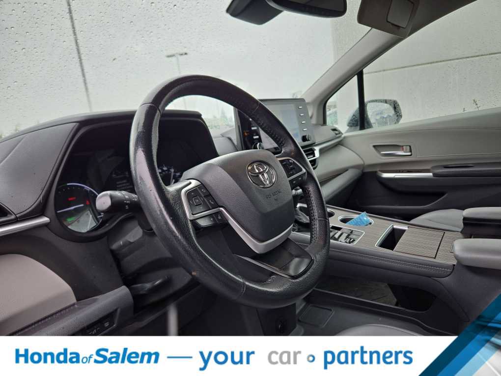 Used 2021 Toyota Sienna XLE w/ XLE Plus Package FWD image 2