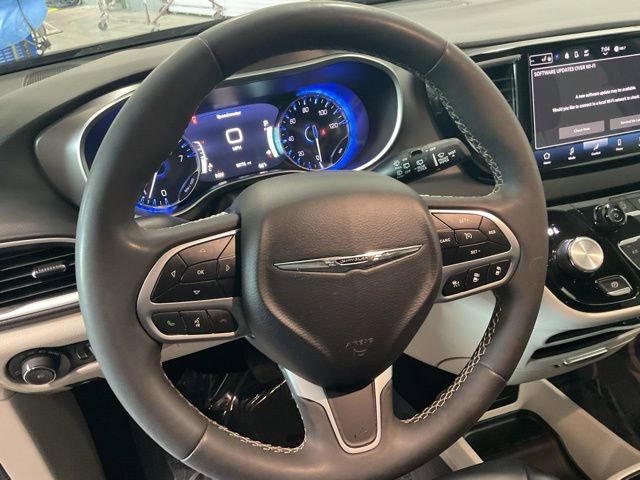 Used 2024 Chrysler Pacifica Touring-L image 13
