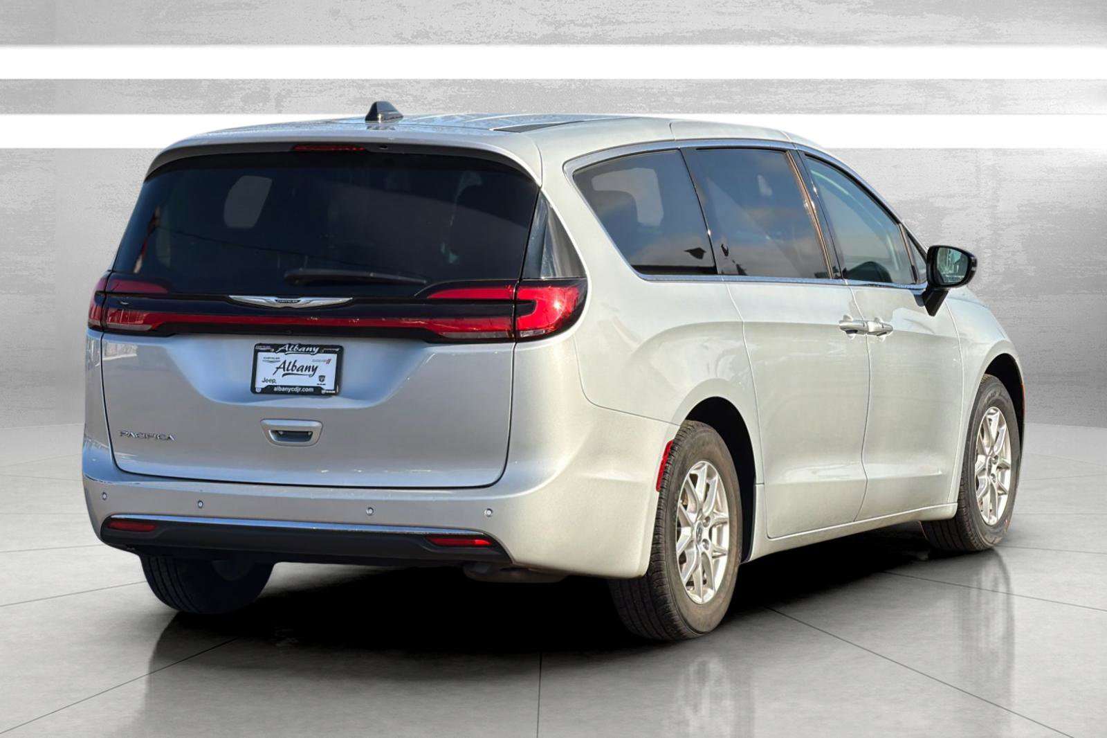 Used 2024 Chrysler Pacifica Touring-L image 5