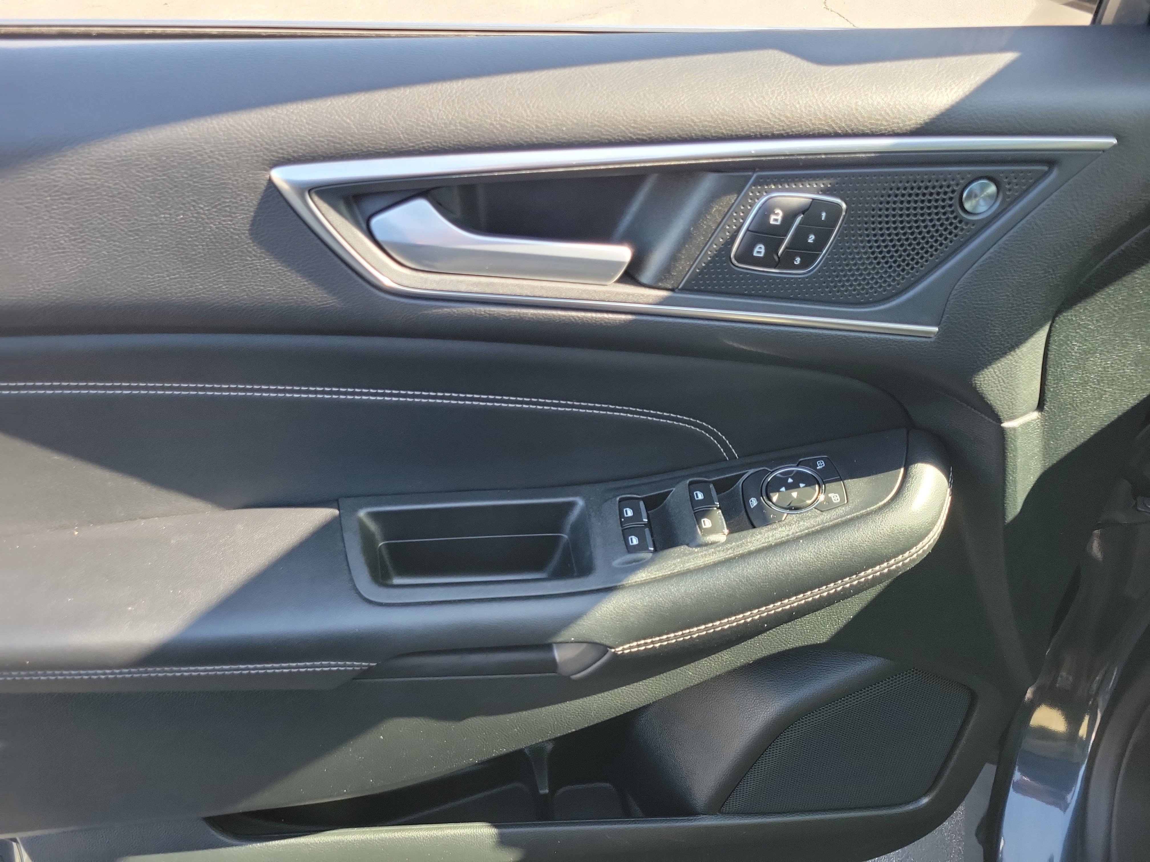 Certified 2022 Ford Edge Titanium w/ Class II Trailer Tow Package image 11