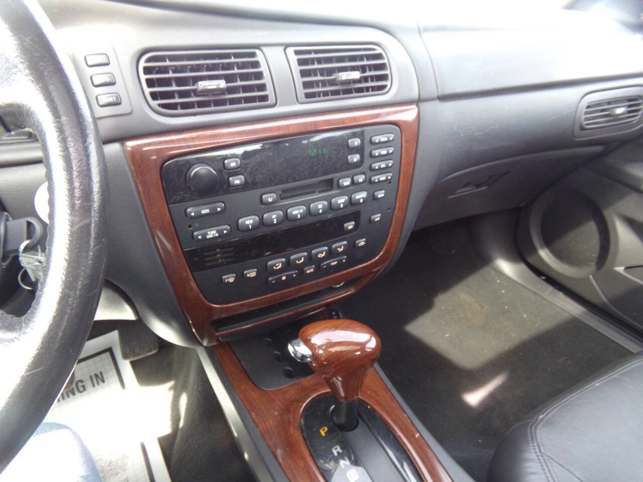 Used 2004 Ford Taurus SEL image 8