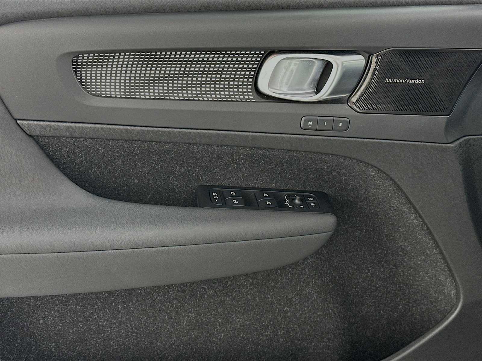 Used 2021 Volvo XC40 T5 R-Design image 17