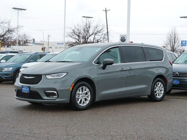 Used 2023 Chrysler Pacifica Touring-L image 3