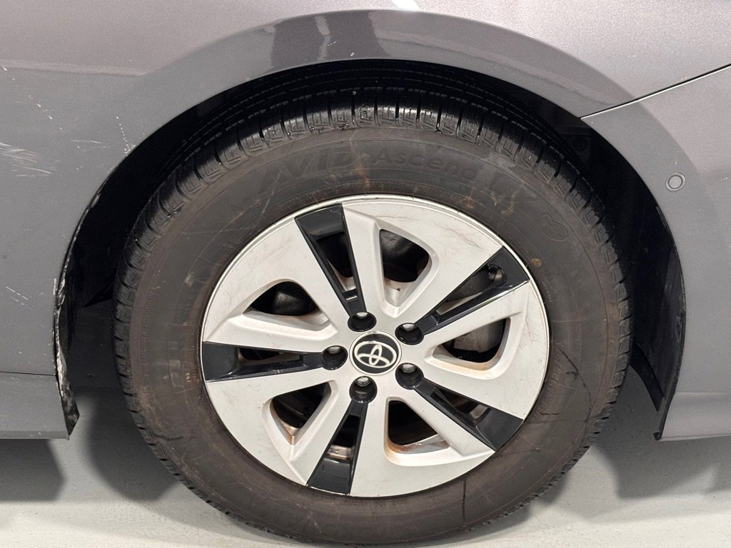 Used 2018 Toyota Prius Four w/ Advanced Technology Package image 32