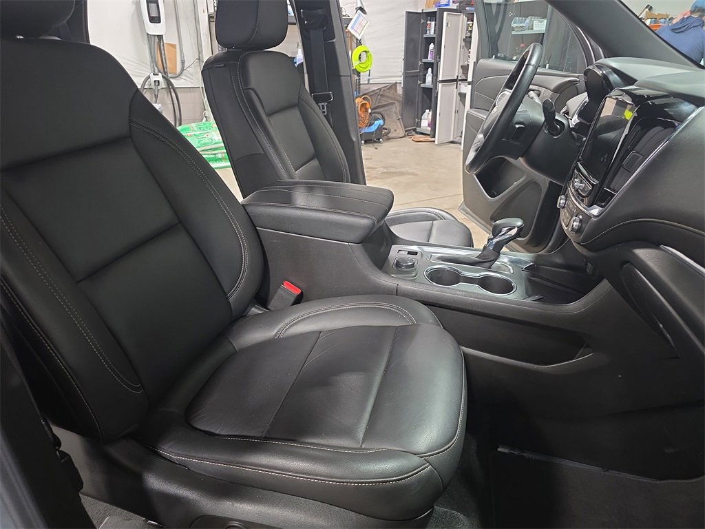 Used 2023 Chevrolet Traverse LT w/ Rear Camera Mirror Package image 10