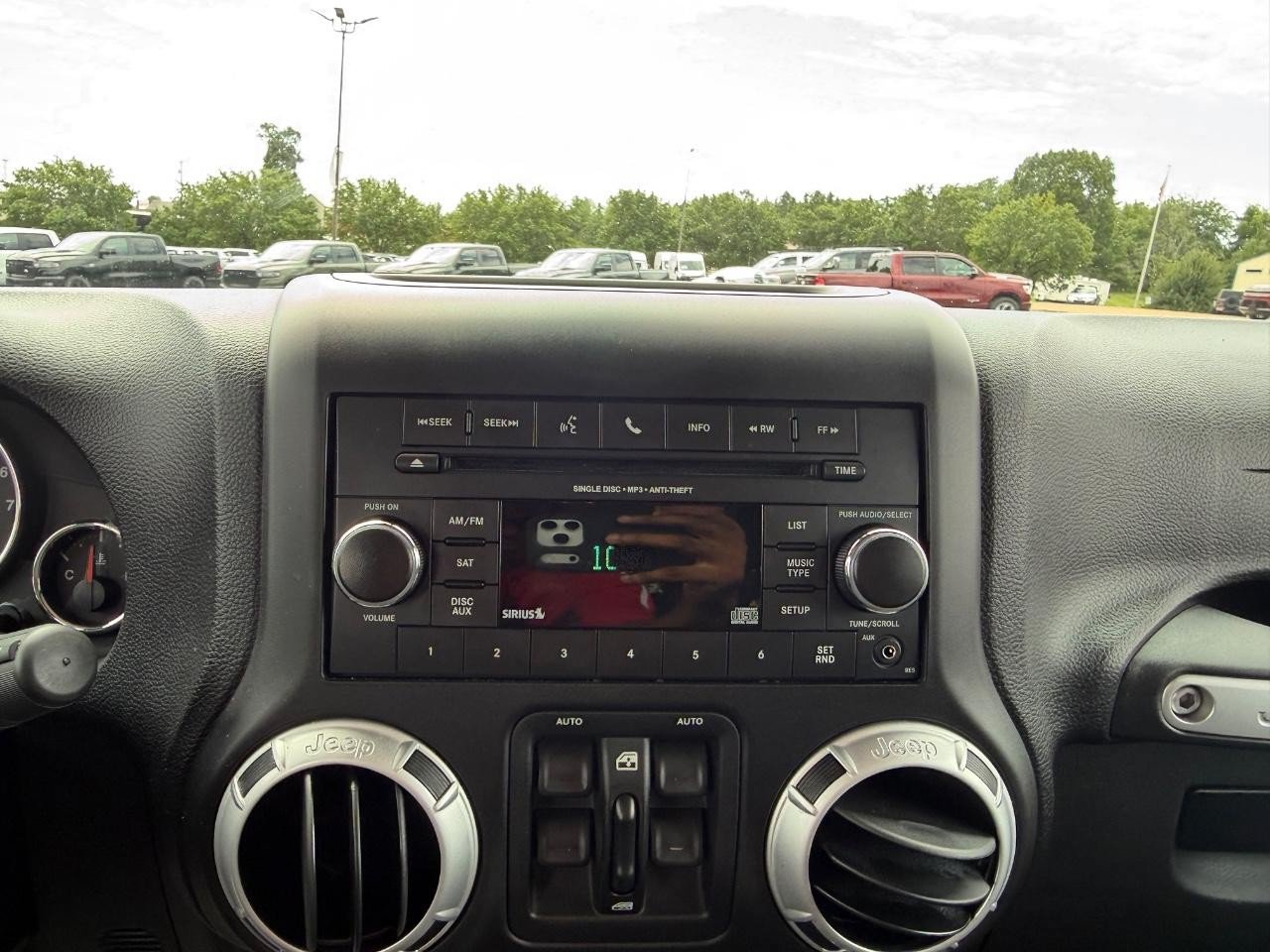 Used 2014 Jeep Wrangler Unlimited Sahara w/ Connectivity Group AWD/4WD image 14