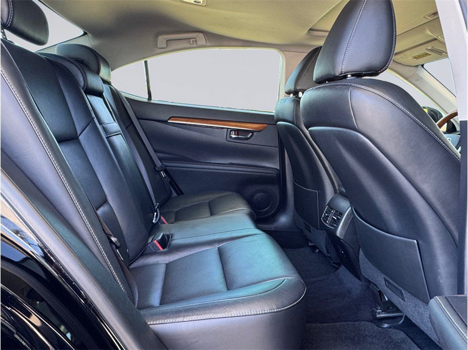 Used 2014 Lexus ES 300h w/ Luxury Package w/Bamboo Trim FWD image 26